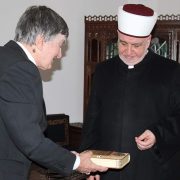 Salih Brkić poklonio Gazi Husrev-begovoj biblioteci i Media centru Islamske zajednice video arhivu